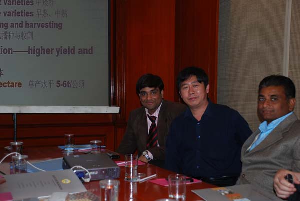 Researcher Wang Guangming had technical discussions with Agr...
