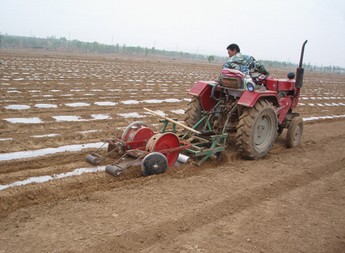 Castor plastic mulching hill planter