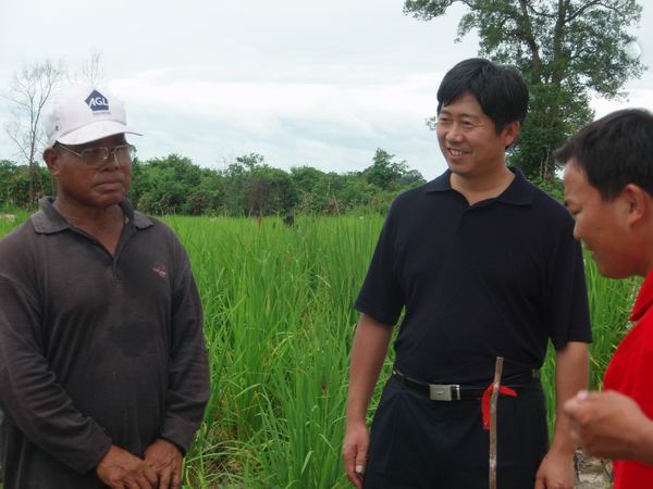 Researcher Wang Guangming guided the farmers in Laos how to ...