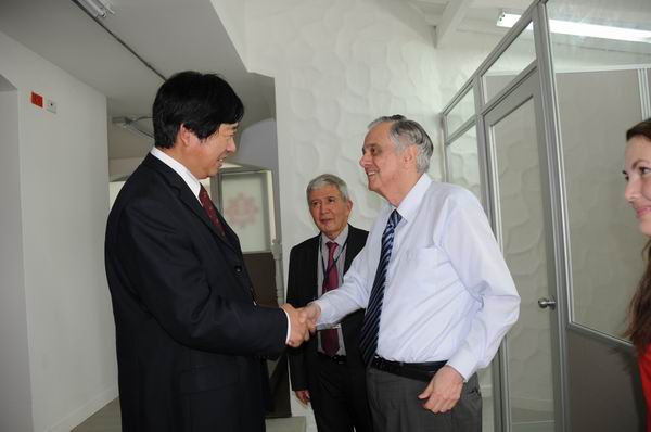 The former ambassador of Columbia Mr. Pablo Echavarra warml...
